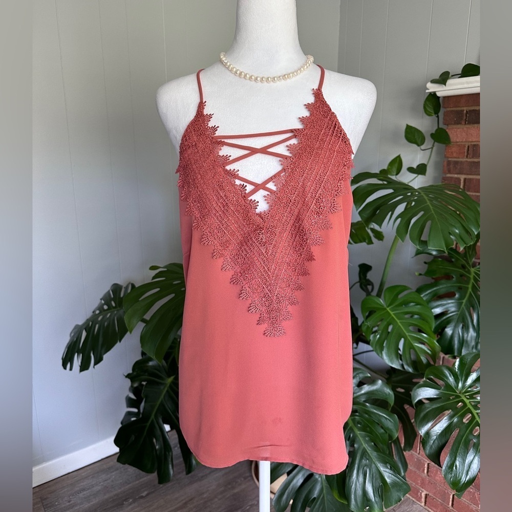 🛍️ Nine Britton lace trimmed strap shoulder top size large.